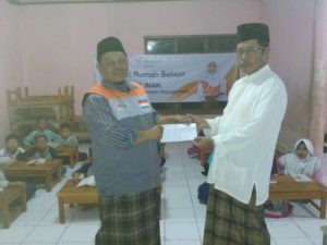 Rumah Zakat Fasilitasi Meja Belajar DTA Miftahul Iman