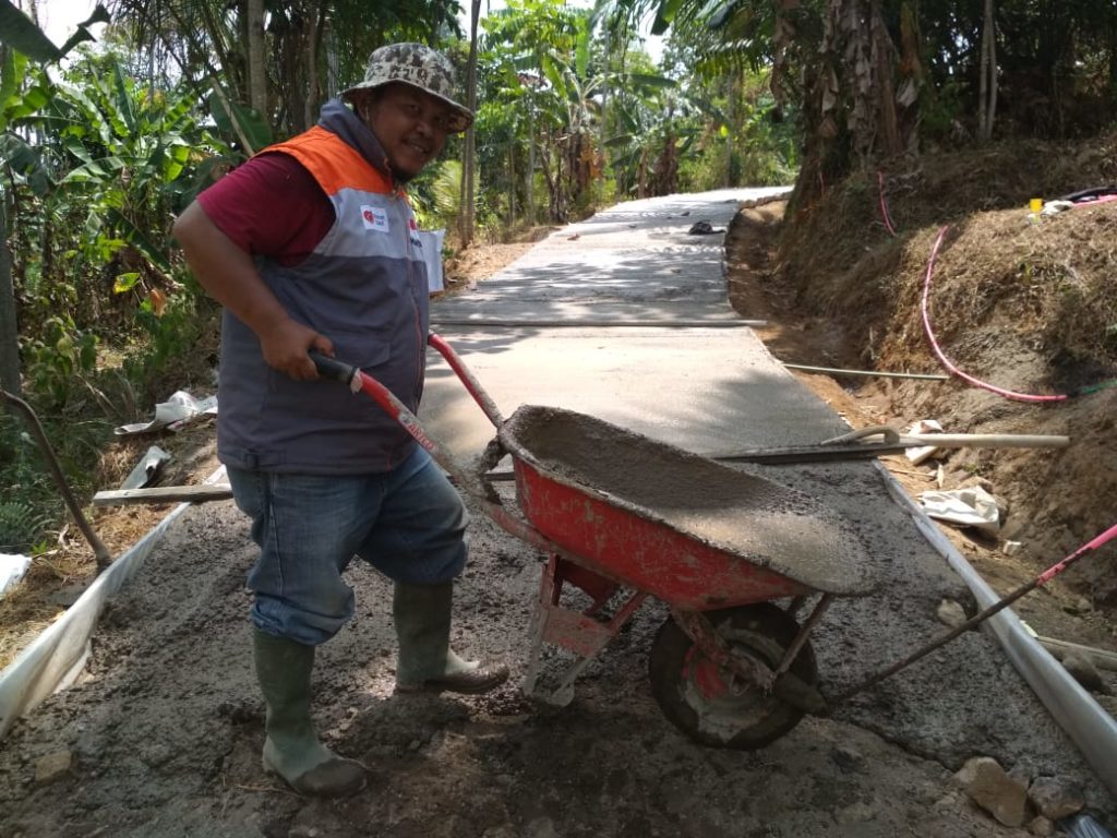 Rumah Zakat Bantu Perbaiki Jalan Usaha Tani di Desa Kertamukti