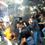 Polisi Dibakar Massa Saat Demo di Pemkab Cianjur