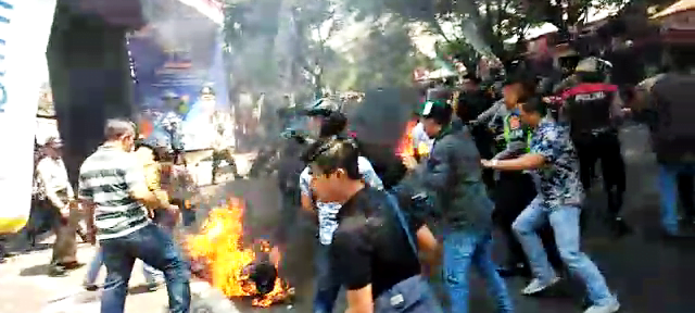 Polisi Dibakar Massa Saat Demo di Pemkab Cianjur