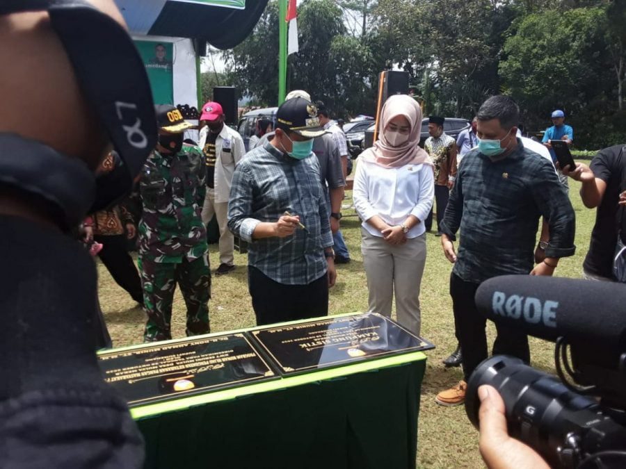 Bupati Sumedang, Dr H Dony Ahmad Munir, S.T melakukan tanda tangan peresmian Kampung Sistik dan Program Rumah Hijau di Desa Mulyamekar Kecamatan Tanjungkerta, Rabu (28/10).