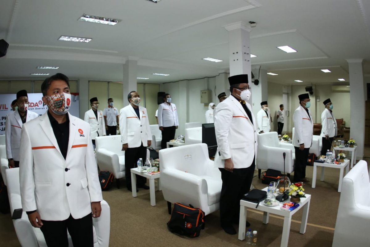 H. Ridwan Solichin, S.IP., M.Si (kiri) terpilih sebagai Sekum DPW PKS Jawa Barat untuk Periode 2020-2025 hasil Muswil ke V PKS, Minggu (27/12). (Foto: Humas PKS)