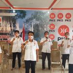 H. Yana Flandriana, S.T., (tengah, baris depan) foto bersama jajaran kepengurusan baru DPD PKS Sumedang Periode 2020-2025 dalam Musda ke V PKS, Senin (28/12). (Foto: Humas PKS)
