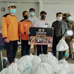 Aleg PKS, H. Nurhasan Zaidi menyalurkan bantuan di Posko Relawan PKS Bencana Banjir dan Tanah Longsor Cimanggung, Rabu (13/1/2021). (Foto: Humas PKS)