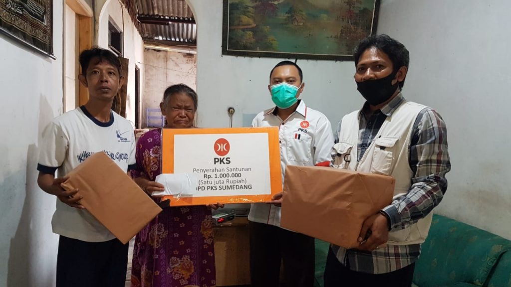 Bendahara DPD PKS Sumedang, dr. H. Iwan Nugraha (dua dari kanan) memberikan santunan kepada Saliyem (dua kiri) ibunda korban longsor bernama Beni yang tinggal di Perum SBG Cimanggung, Jumat (15/1/2021). (Foto: Humas PKS)