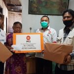 Bendahara DPD PKS Sumedang, dr. H. Iwan Nugraha (dua dari kanan) memberikan santunan kepada Saliyem (dua kiri) ibunda korban longsor bernama Beni yang tinggal di Perum SBG Cimanggung, Jumat (15/1/2021). (Foto: Humas PKS)