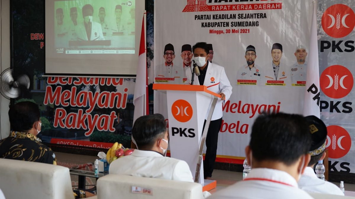 KETUA PKS Sumedang Yana (podium) memberikan sambutan pada Rakerda DPTD PKS Sumedang Periode 2020-2025, Minggu.