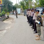 APEL : Kapolsek Cibugel IPTU Ucu Abdurahman saat memimpin apel persiapan penyekatan barikade jalan