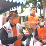 Ketua DPW PKS Jawa Barat saat membagikan paket Daging Qurban (Foto : Humas PKS)