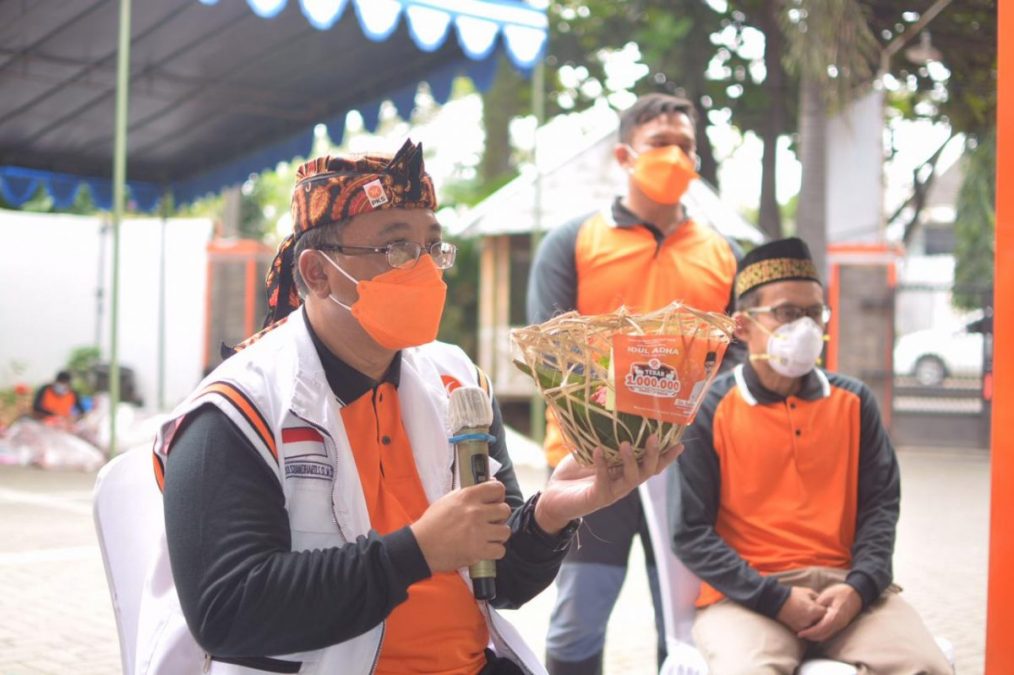 Ketua DPW PKS Jawa Barat saat membagikan paket Daging Qurban (Foto : Humas PKS)