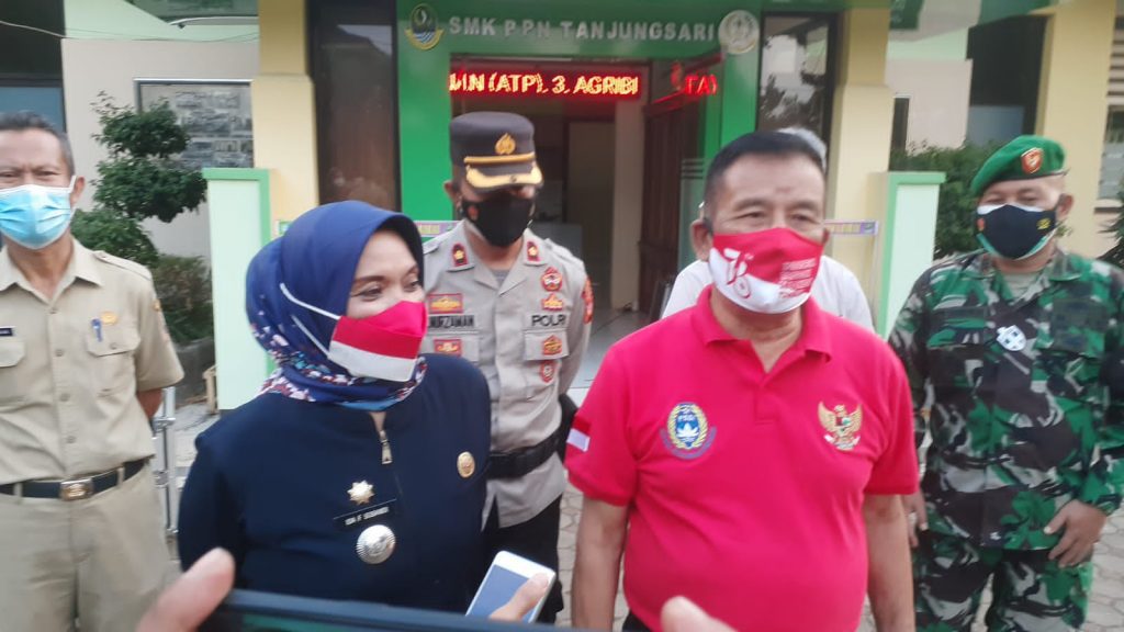 H. Umuh Muchtar didampingi Forkopimcam Tanjungsari saat diwawancarai seusai menghadiri pengukuhan Paskibraka Tanjungsari