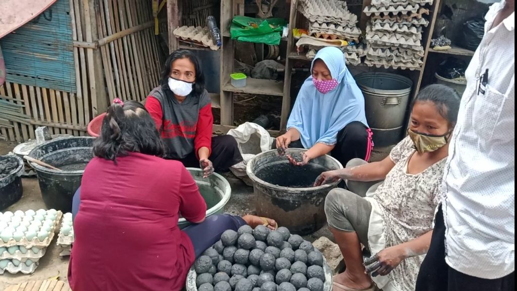 PRODUKSI TELUR ASIN : Terdampak PPKM Covid-19, warga Desa Cipacing yang tergabung dalam Kube Medal Harapan Jaya Produksi telur asin