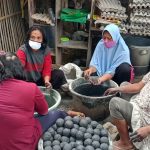 PRODUKSI TELUR ASIN : Terdampak PPKM Covid-19, warga Desa Cipacing yang tergabung dalam Kube Medal Harapan Jaya Produksi telur asin