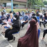 MENGANTRI VAKSINASI : Sejumlah warga tampak antusias mengikuti kegiatan vaksinasi di Kampus IPDN Jatinangor.