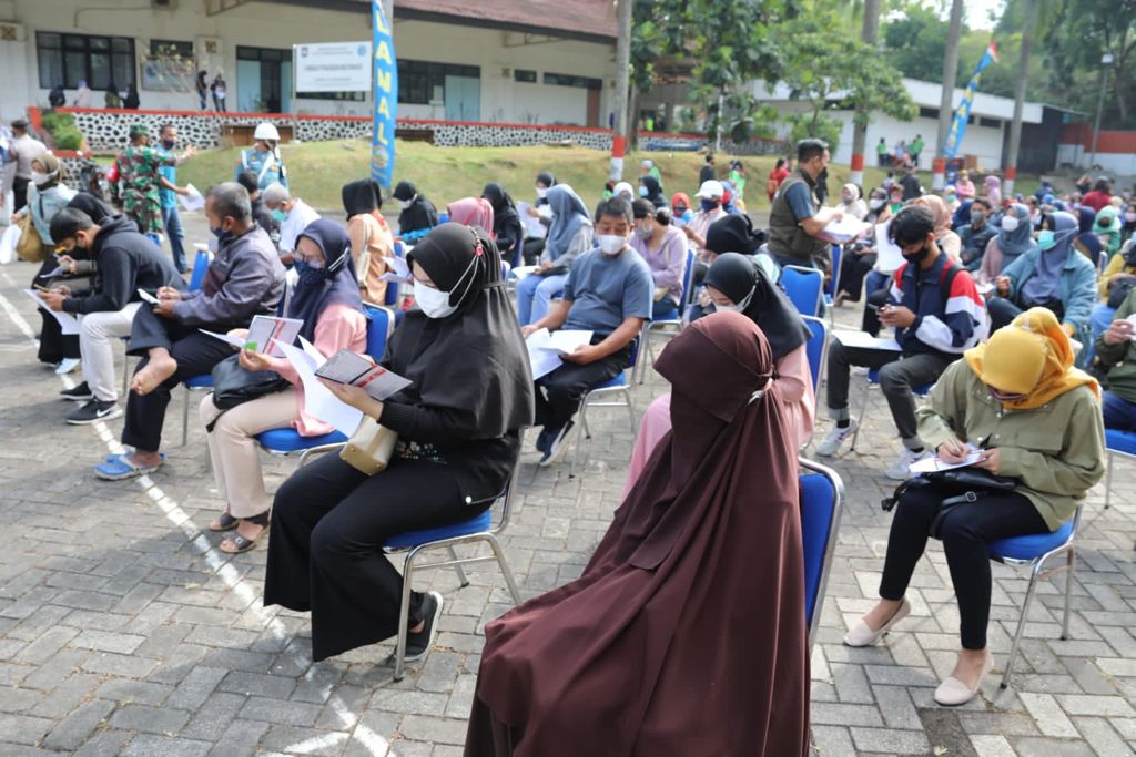 MENGANTRI VAKSINASI : Sejumlah warga tampak antusias mengikuti kegiatan vaksinasi di Kampus IPDN Jatinangor.