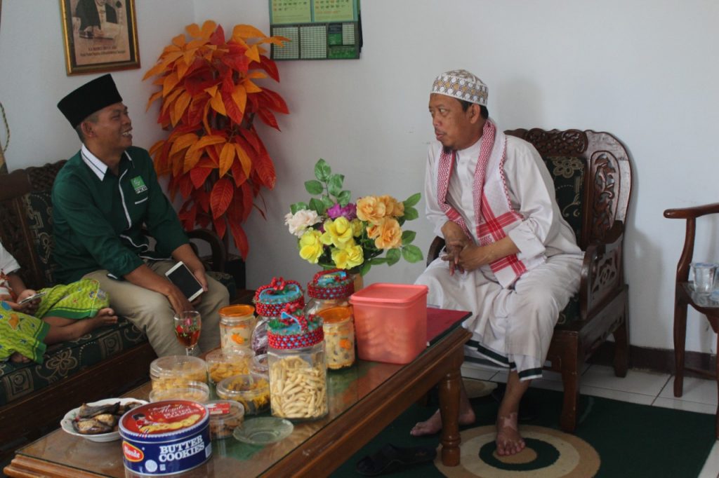 SILATURAHMI : Anggota DPRD Sumedang Herman Habibullah saat berbincang dengan sesepuh Ponpes Al Mahmud Tanjungsari KH. Drs. M. Sobana.