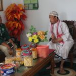 SILATURAHMI : Anggota DPRD Sumedang Herman Habibullah saat berbincang dengan sesepuh Ponpes Al Mahmud Tanjungsari KH. Drs. M. Sobana.