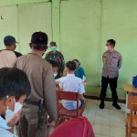 MONITORING : Kapolsek Cibugel IPTU Ucu Abdurahman saat meninjau pelaksanaan vaksinasi di SMPN 1 Cibugel