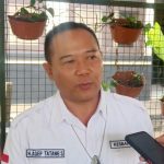 Kepala Kesbangpol Asep Tatang Sujana saat diwawancarai wartawan terkait keterlibatan penanganan vaksinasi yang dilakukan kesbangpol