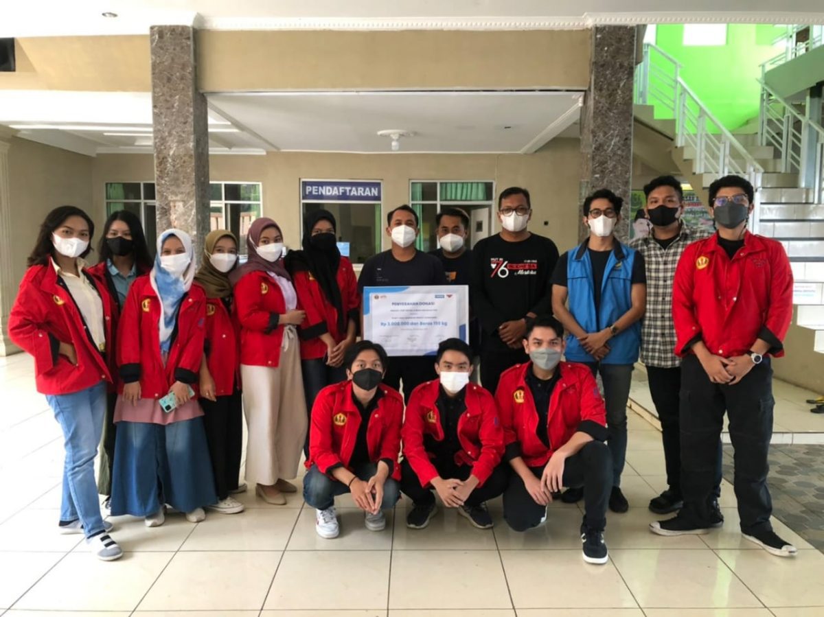 PENYERAHAN DONASI : Himpunan Mahasiswa Administrasi Bisnis Fisip Unpad dan Komunitas Bantu Bersama Kita menyerahkan hasil donasai untuk pasien yang ada di Yayasan Barokah Bhakti Sumedang, Jawa Barat. Sumber