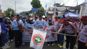 Ribuan Guru se-Kabupaten Sumedang Meriahkan Gerak Jalan Santai Peringati HGN dan HUT PGRI ke-77