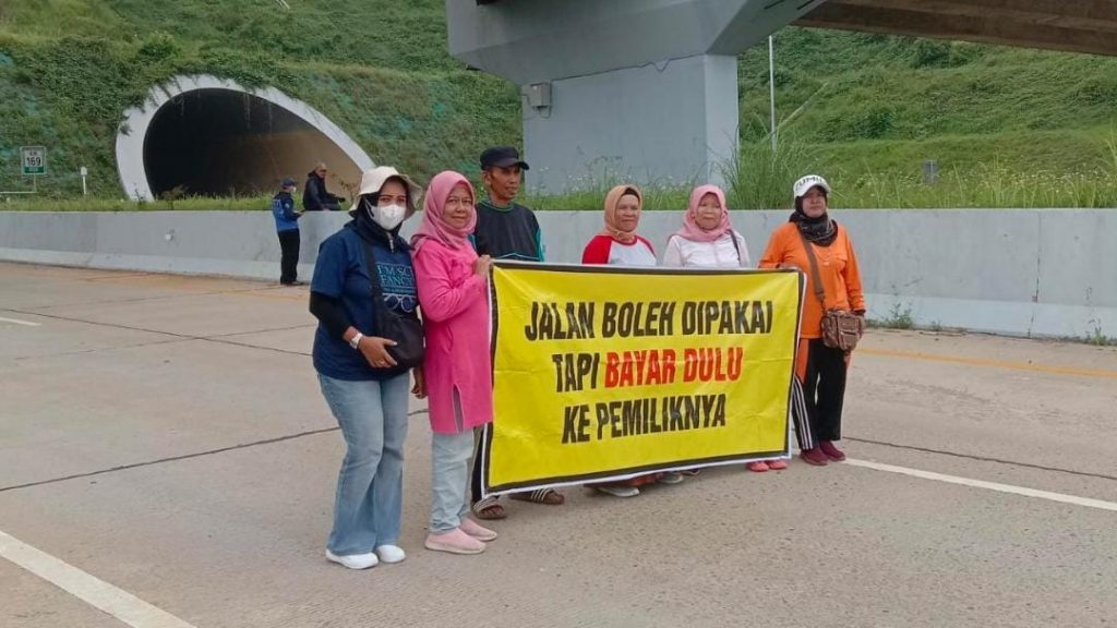 Warga yang diduga terdampak tol Cisumdawu membentangkan spanduk protes. (Foto : Istimewa)