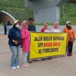 Warga yang diduga terdampak tol Cisumdawu membentangkan spanduk protes. (Foto : Istimewa)