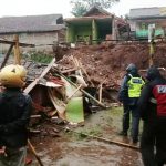 Petugas gabungan TNI/Polri turun langsung ke lokasi kejadian TPT roboh di Pamulihan, Kamis (15/12). (Foto : Dok. Polsek Pamulihan)