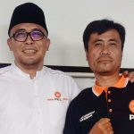 Mohamad Agung Anugrah foto bersama dengan Ketua DPC PKS Jatinunggal belum lama ini. (Foto : Cecep Yaya)