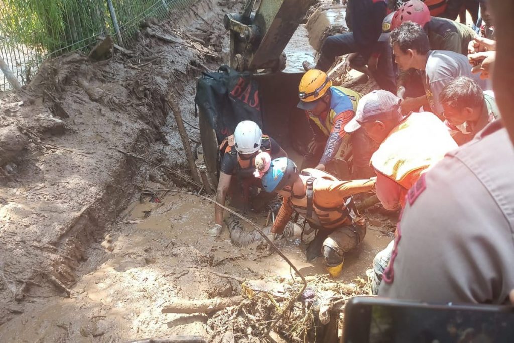 Tim SAR Gabungan saat melakukan evakuasi korban banjir bandang Cimanggung, Minggu (18/12)