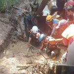 Tim SAR Gabungan saat melakukan evakuasi korban banjir bandang Cimanggung, Minggu (18/12)