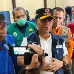 Sekda Sumedang, Herman Suryatman, saat meninjau langsung lokasi banjir Cimanggung, Minggu (18/12). (Foto : Istimewa)