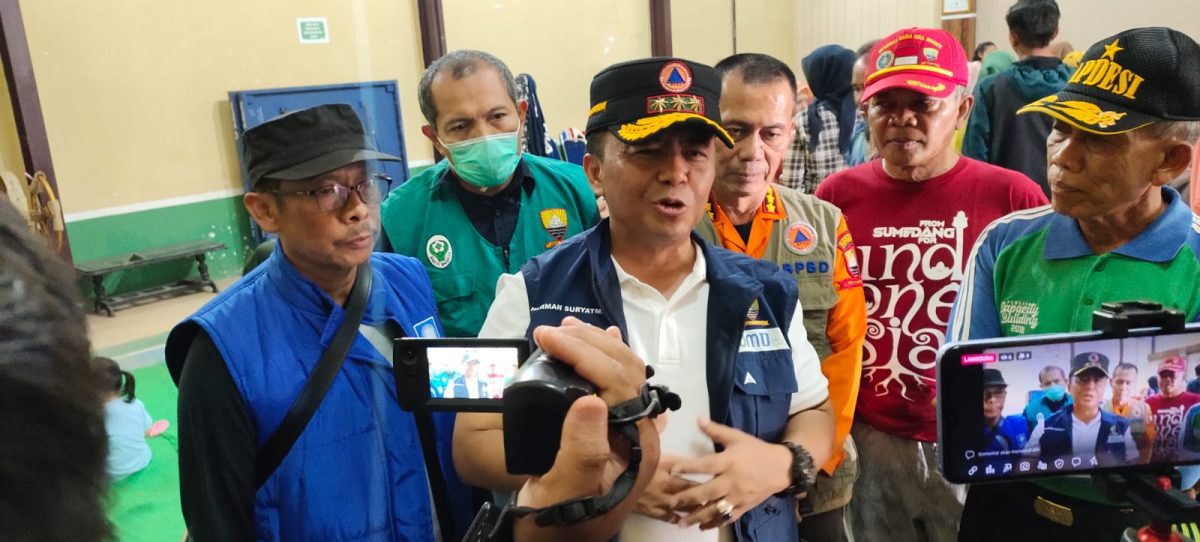 Sekda Sumedang, Herman Suryatman, saat meninjau langsung lokasi banjir Cimanggung, Minggu (18/12). (Foto : Istimewa)