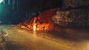 Hujan Deras, Longsor Terjadi di Jalan Raya Wado-Malangbong