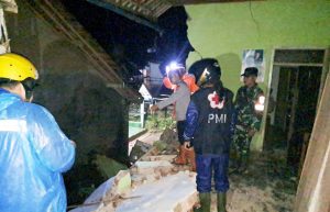 Hujan Deras, TPT Rumah Warga Roboh Hingga Temboknya Jebol
