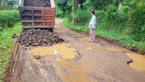 Tak Pakai Uang Negara, Warga Patungan Perbaiki Ruas Jalan Jingkang-Cisumur yang Rusak Parah