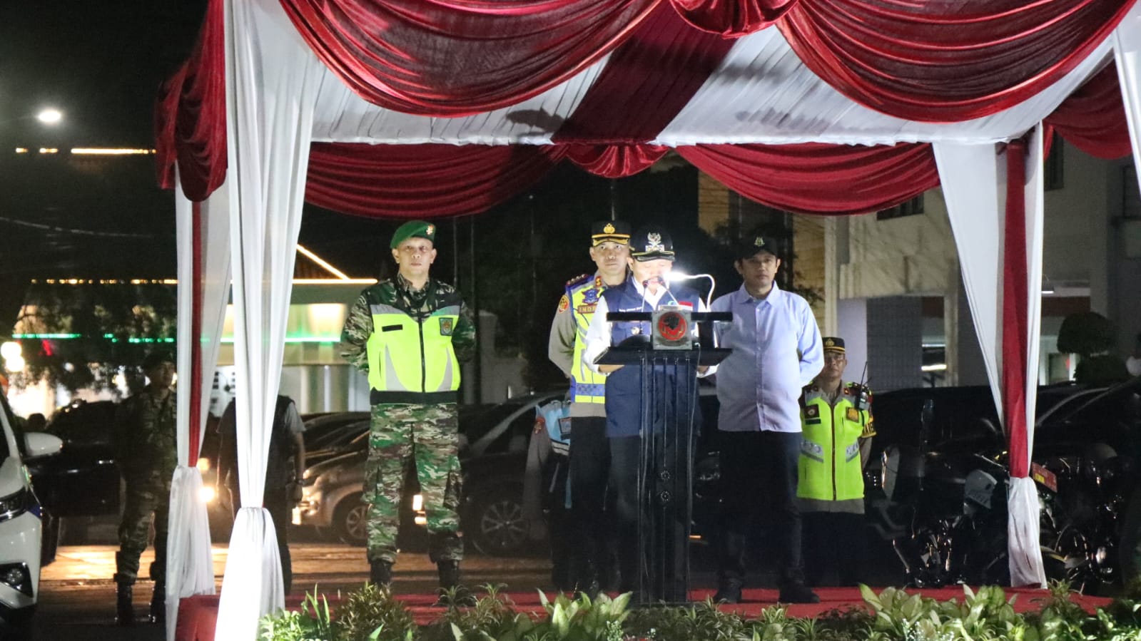 Bupati Sumedang, Dony Ahmad Munir saat memberikan sambutan Apel Gabungan Pengamanan Malam Takbiran (foto:humasdok)