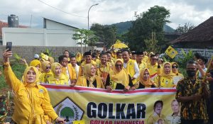 Bacaleg Partai Golkar Diantarkan Ratusan Kader Hingga Wabup Erwan Setiawan ke KPU Sumedang