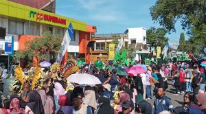 Iring Iringan Ribuan Kader dan Simpatisan PPP ke KPU Sumedang Jadi Perhatian Warga