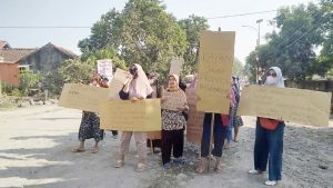 Tak Kunjung Diperbaiki, Emak-emak di Ujungjaya Sumedang Demo Akibat Jalan Rusak Parah dan Berdebu