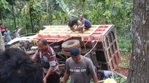 Truk Muatan Pasir Terjun ke Jurang di Tanjungmedar Sumedang