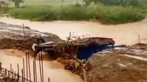 Jembatan Sementara Penghubung Sumedang-Subang di Kecamatan Surian Terputus