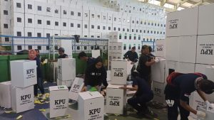 Perakitan Kotak Suara Pemilu 2024, KPU Sumedang Terjunkan Ratusan Petugas Perwakilan PPK dan PPS