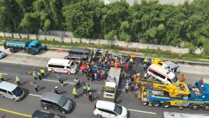 Lakalantas di Tol Jakarta-Cikampek Libatkan 3 Kendaraan, Petugas Evakuasi Belasan Kantong Jenazah