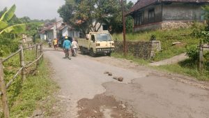 Warga Kecamatan Tanjungmedar Gotong Royong Perbaiki Jalan Pasirhuni-Jingkang