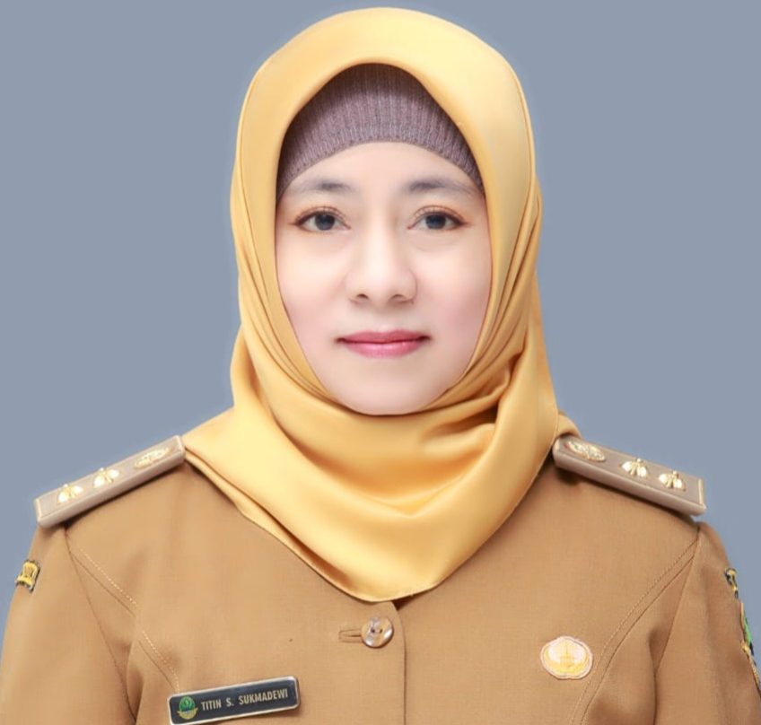 Kepala Sekolah SMAN 2 Cimalaka, Titin Suryati Sukmadewi, S.Si, M.Pd. (Foto : Istimewa)