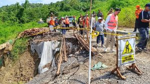 Kang Wabup Sumedang Tinjau Langsung Jalan ‘Butut’ di Surian yang Terputus