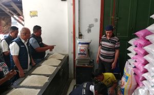 Cegah Beras Oplosan, Satreskrim Polres Sumedang dan BULOG Sidak Pasar Tanjungsari