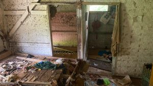 Tampak kondisi bagian dalam rumah di RT 02 RW 03 Dusun Lebak Kaso, Desa Cikahuripan, yang tidak terawat karena telah lama dikosongkan