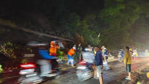 BPBD Gercep Tangani Longsor yang Menutup Jalan Cadas Pangeran Sumedang, Lalu Lintas Sempat Terganggu
